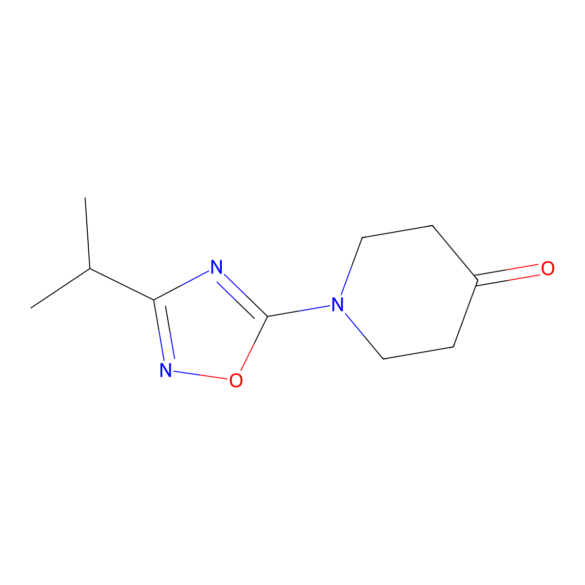 1-(3-Isopropyl-1,2,4-oxadiazol-5-YL)piperidin-4-one molecular structure, CAS 1196486-80-2