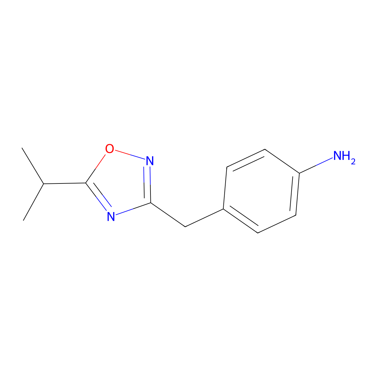 4-((5-Isopropyl-1,2,4-oxadiazol-3-yl)methyl)aniline molecular structure, CAS 1245569-35-0