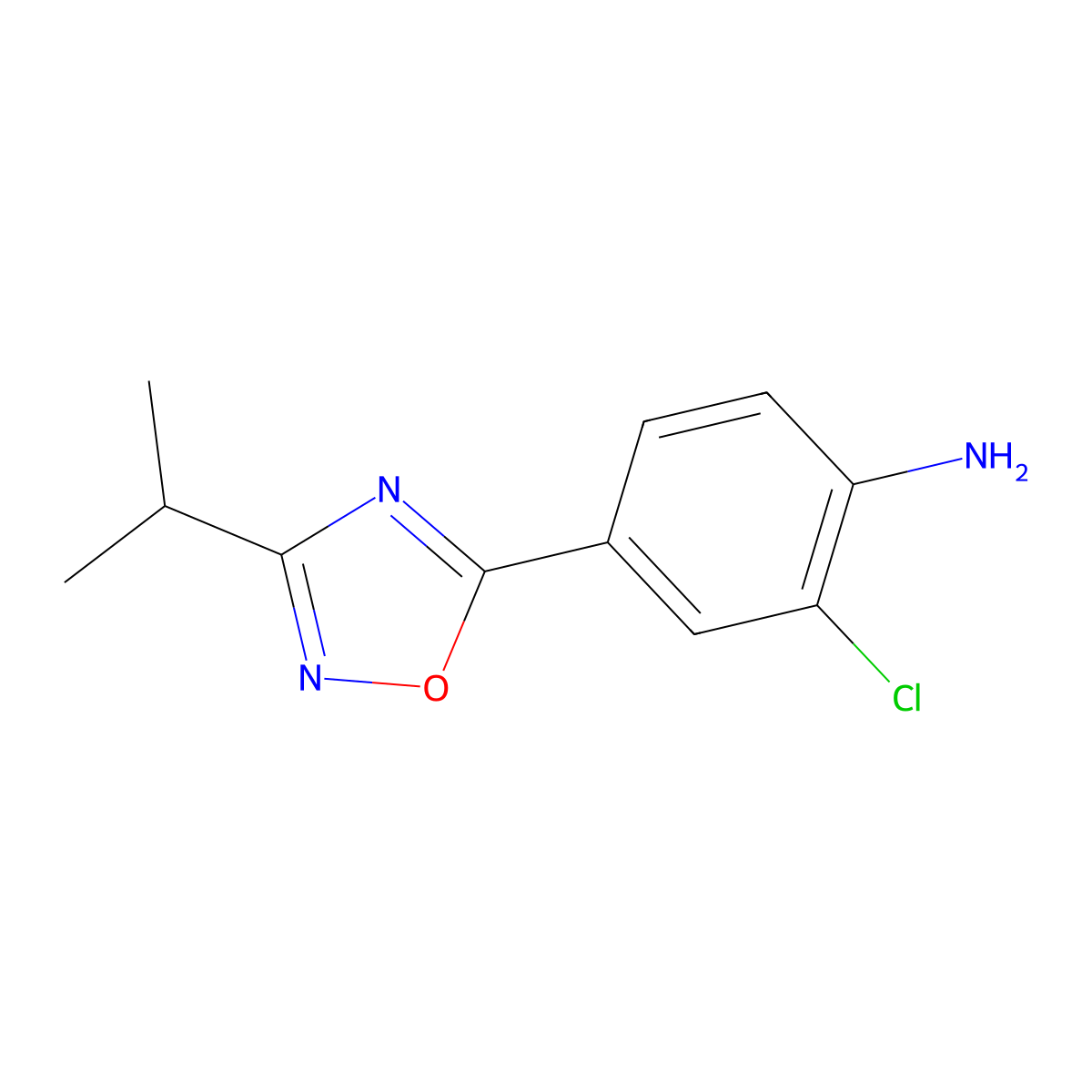 2-Chloro-4-[3-(propan-2-yl)-1,2,4-oxadiazol-5-yl]aniline molecular structure, CAS 1343684-87-6