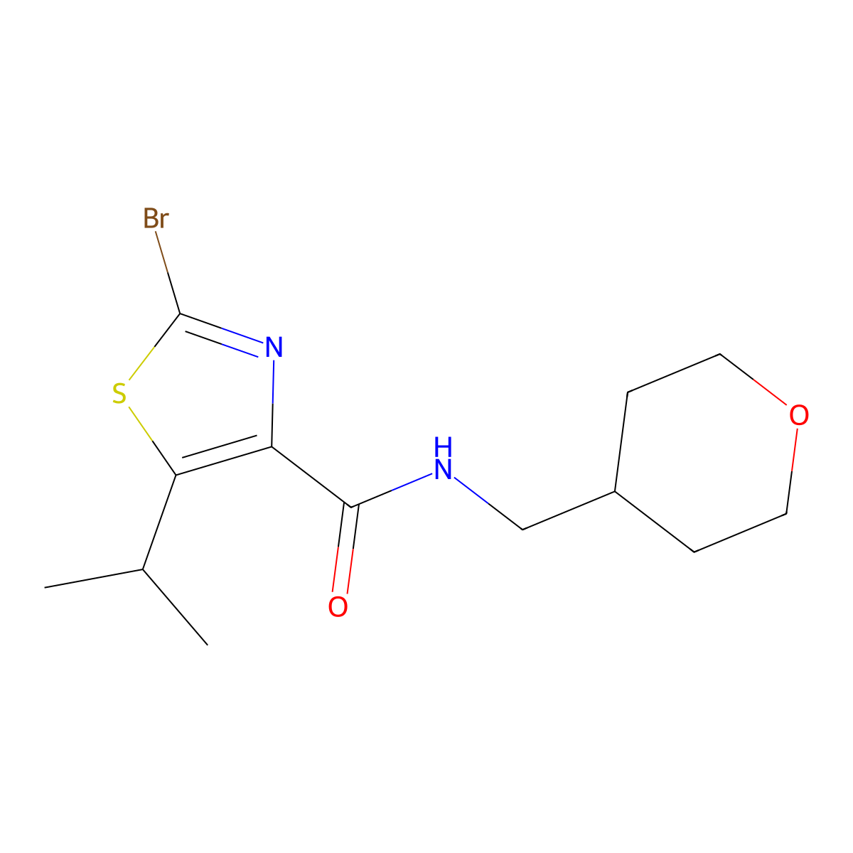 2-bromo-5-(propan-2-yl)-N-(tetrahydro-2H-pyran-4-ylmethyl)-1,3-thiazole-4-carboxamide molecular structure, CAS 1435992-79-2