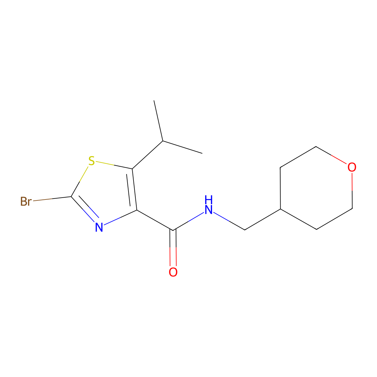 2-bromo-5-(propan-2-yl)-N-(tetrahydro-2H-pyran-4-ylmethyl)-1,3-thiazole-4-carboxamide molecular structure, CAS 1435992-79-2