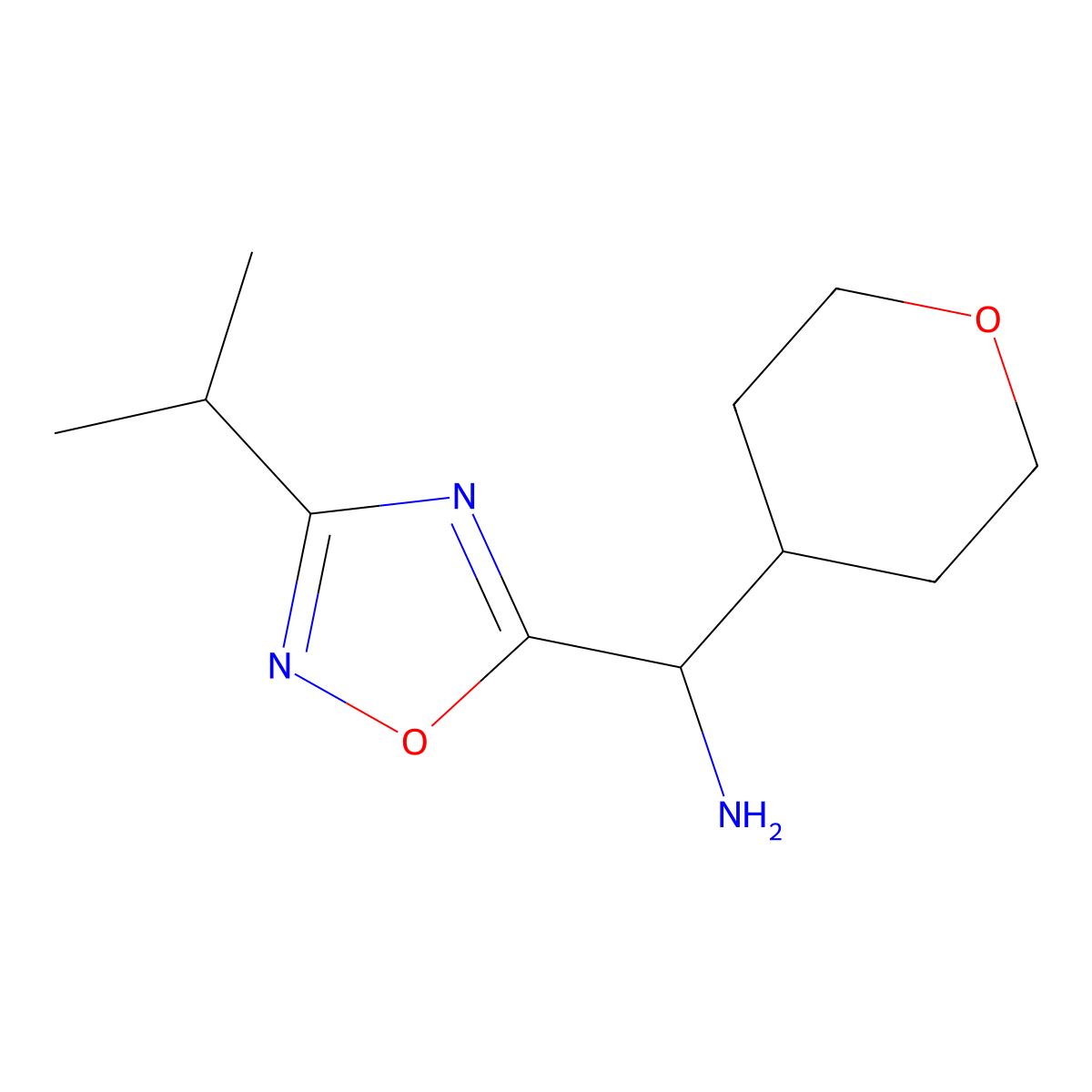 (3-Isopropyl-1,2,4-oxadiazol-5-yl)(tetrahydro-2H-pyran-4-yl)methanamine molecular structure, CAS 1804130-02-6