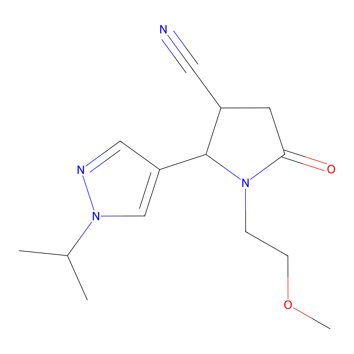rac-(2R,3R)-1-(2-methoxyethyl)-5-oxo-2-[1-(propan-2-yl)-1H-pyrazol-4-yl]pyrrolidine-3-carbonitrile, trans molecular structure, CAS 1909286-84-5
