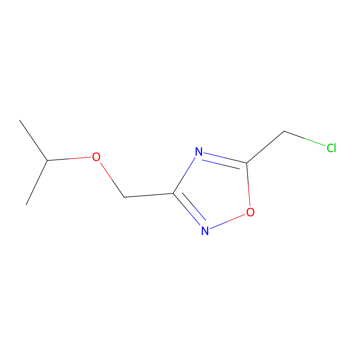 5-(Chloromethyl)-3-[(propan-2-yloxy)methyl]-1,2,4-oxadiazole molecular structure, CAS 2024311-94-0
