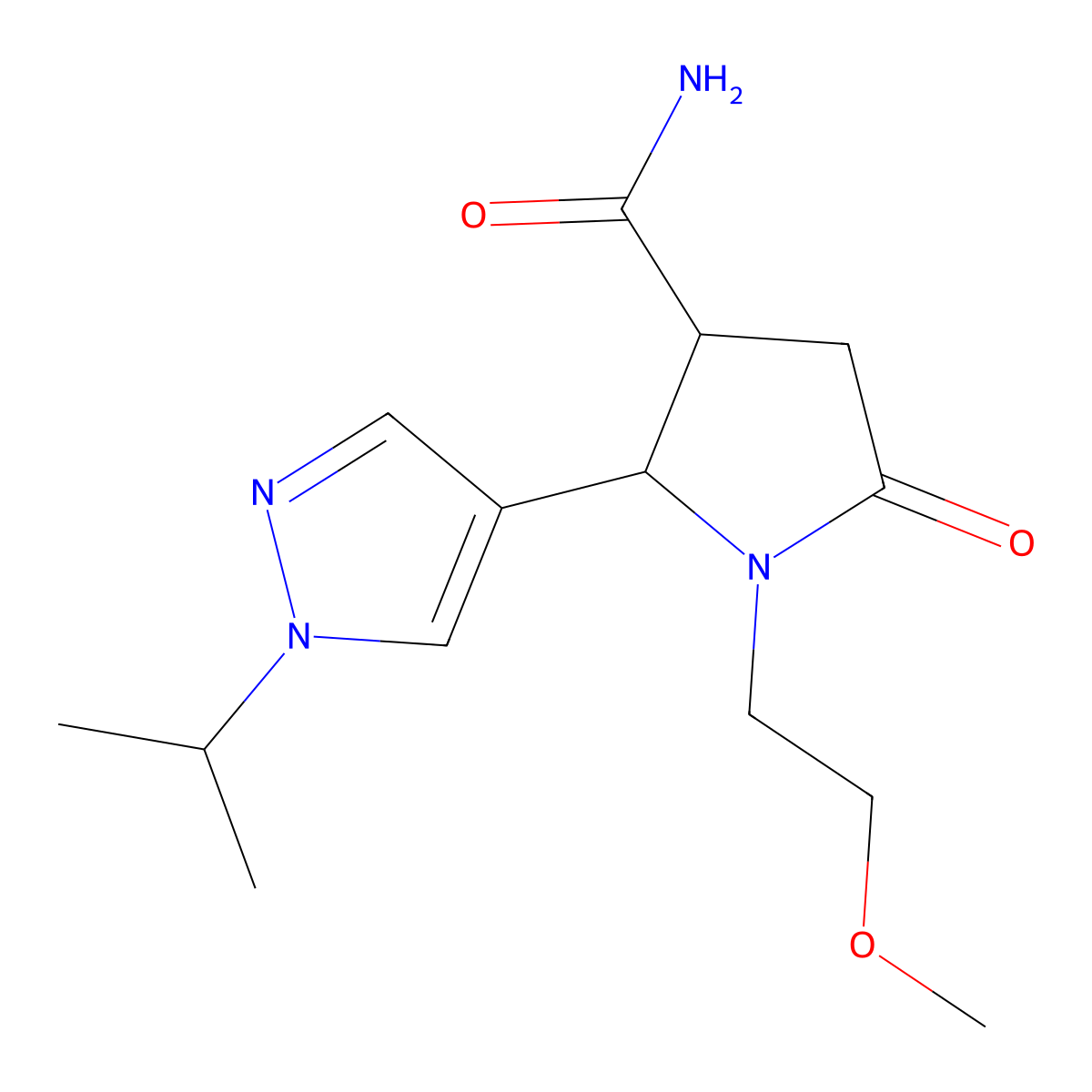 rac-(2R,3R)-1-(2-methoxyethyl)-5-oxo-2-[1-(propan-2-yl)-1H-pyrazol-4-yl]pyrrolidine-3-carboxamide, trans molecular structure, CAS 2059913-53-8