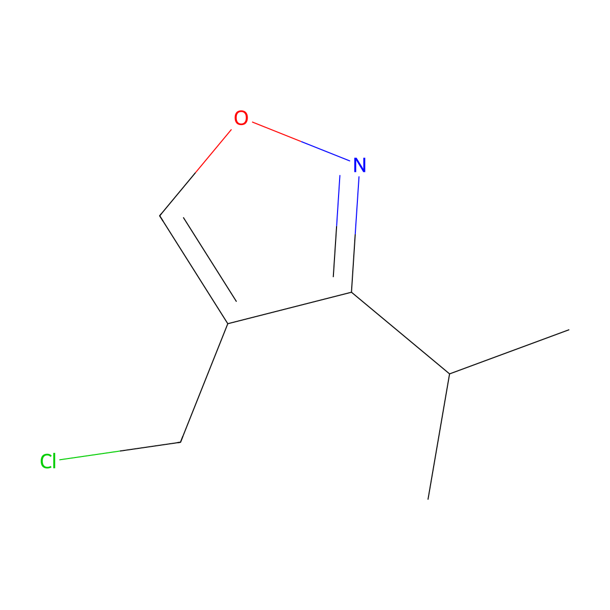 4-(Chloromethyl)-3-(propan-2-yl)-1,2-oxazole molecular structure, CAS 2137550-38-8