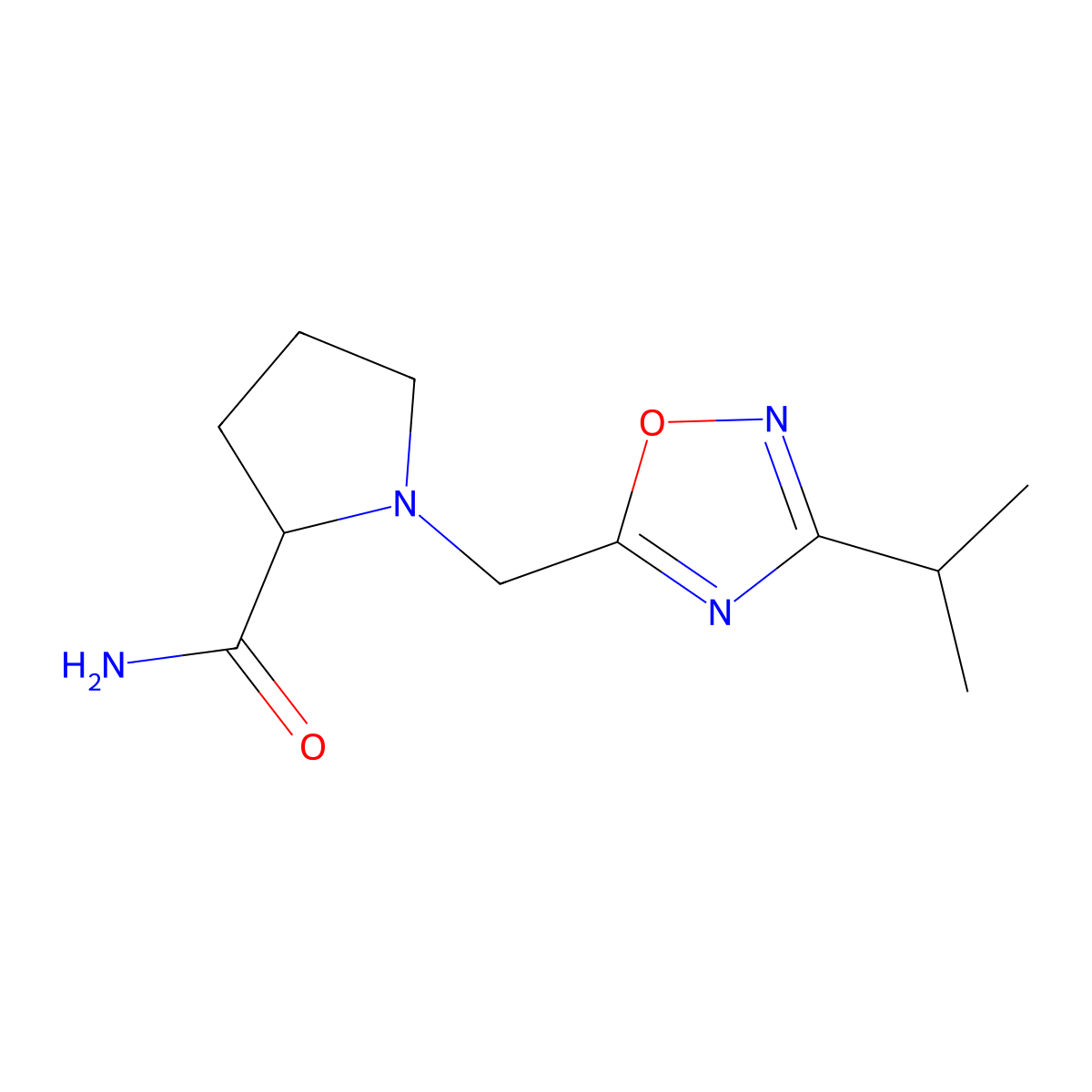 1-{[3-(Propan-2-yl)-1,2,4-oxadiazol-5-yl]methyl}pyrrolidine-2-carboxamide molecular structure, CAS 2319041-80-8