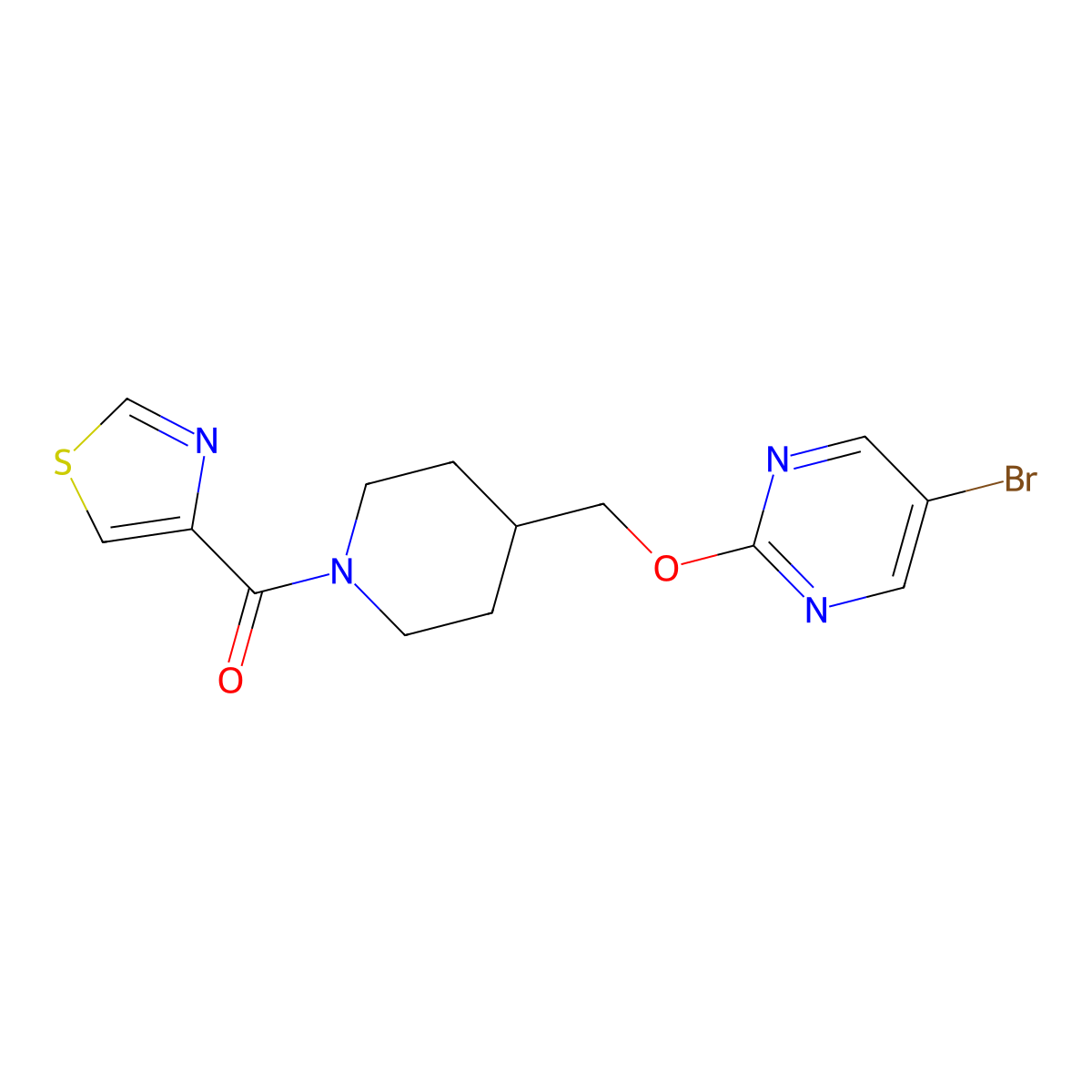 5-Bromo-2-{[1-(1,3-thiazole-4-carbonyl)piperidin-4-yl]methoxy}pyrimidine molecular structure, CAS 2379953-52-1