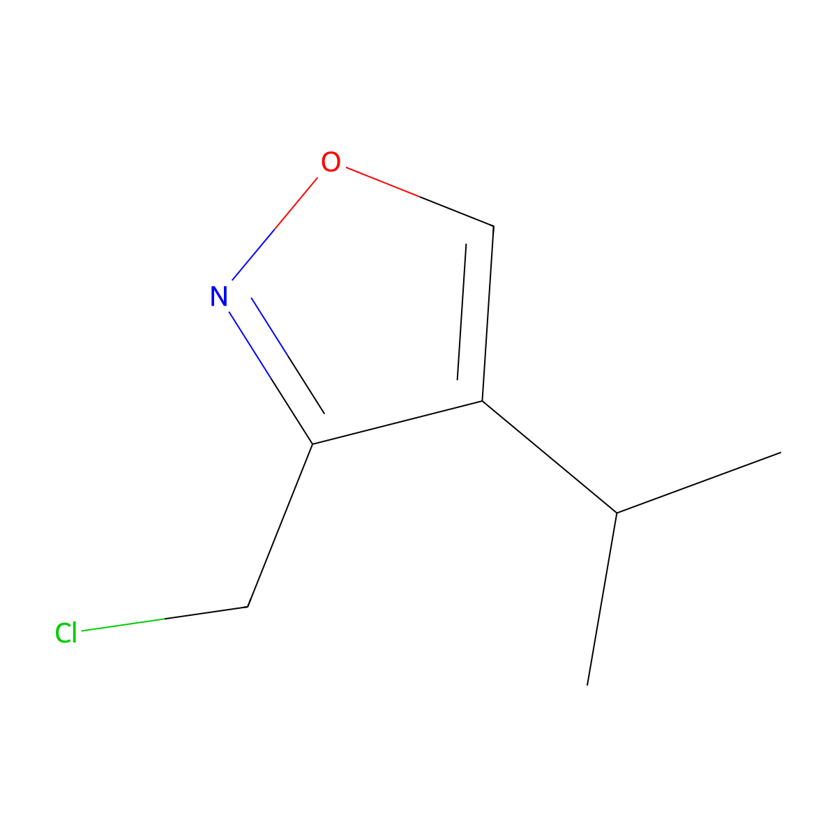 3-(Chloromethyl)-4-(propan-2-yl)-1,2-oxazole molecular structure, CAS 2413870-50-3