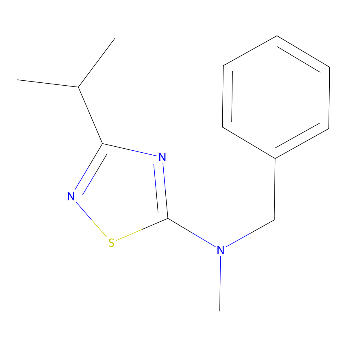 N-benzyl-N-methyl-3-(propan-2-yl)-1,2,4-thiadiazol-5-amine molecular structure, CAS 2548986-82-7