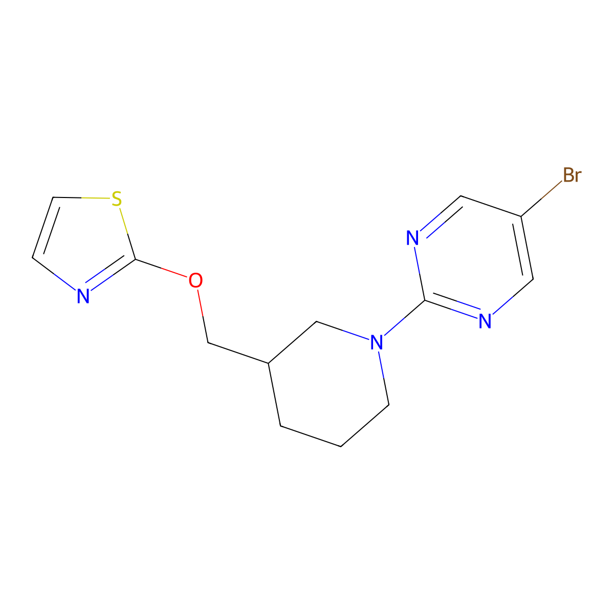 5-Bromo-2-{3-[(1,3-thiazol-2-yloxy)methyl]piperidin-1-yl}pyrimidine molecular structure, CAS 2770590-05-9
