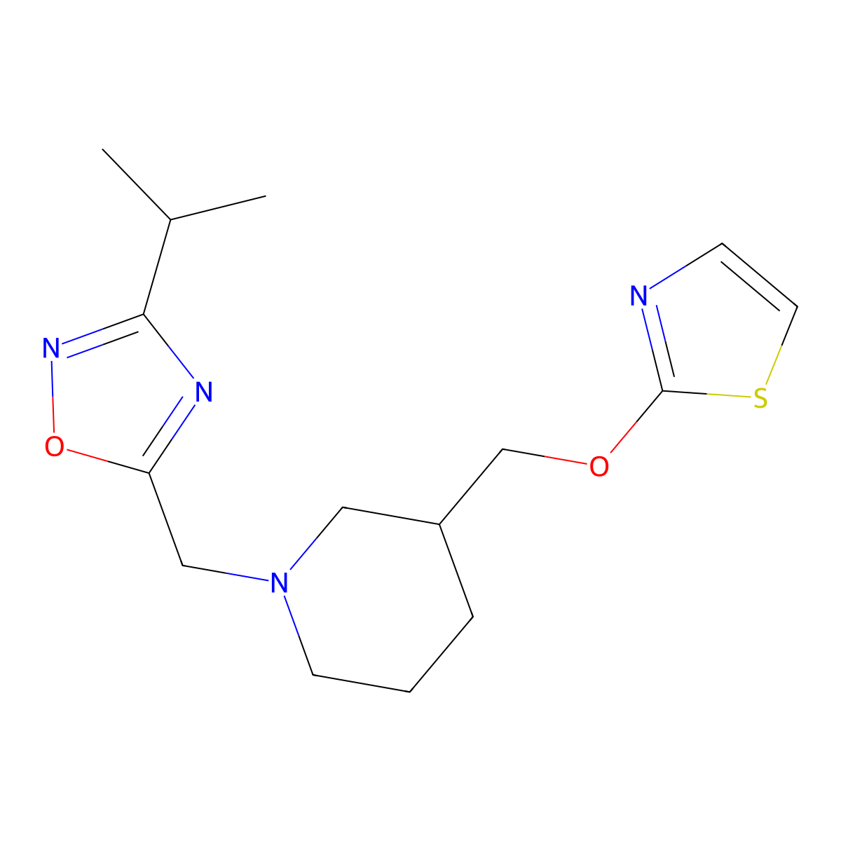 1-{[3-(Propan-2-yl)-1,2,4-oxadiazol-5-yl]methyl}-3-[(1,3-thiazol-2-yloxy)methyl]piperidine molecular structure, CAS 2770604-77-6