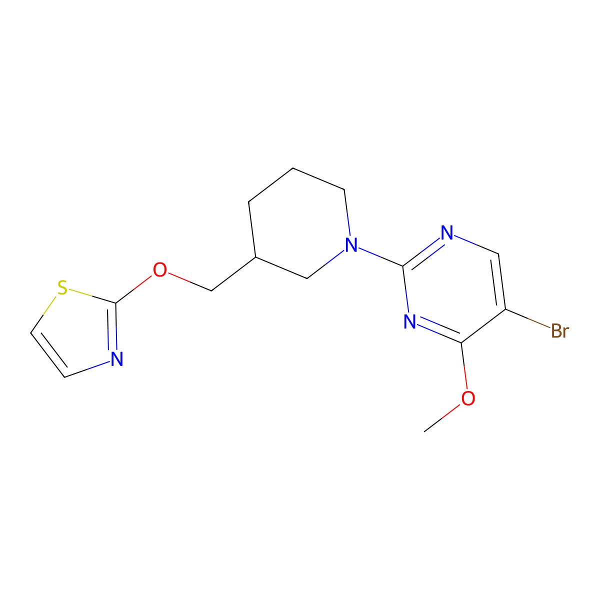 5-Bromo-4-methoxy-2-{3-[(1,3-thiazol-2-yloxy)methyl]piperidin-1-yl}pyrimidine molecular structure, CAS 2877763-02-3