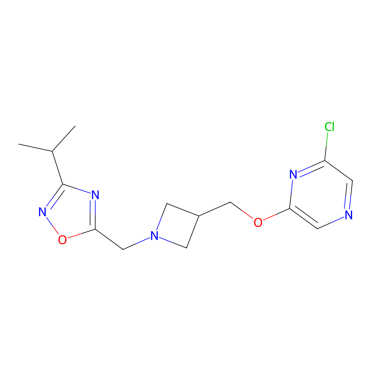 2-Chloro-6-[(1-{[3-(propan-2-yl)-1,2,4-oxadiazol-5-yl]methyl}azetidin-3-yl)methoxy]pyrazine molecular structure, CAS 3054594-76-9