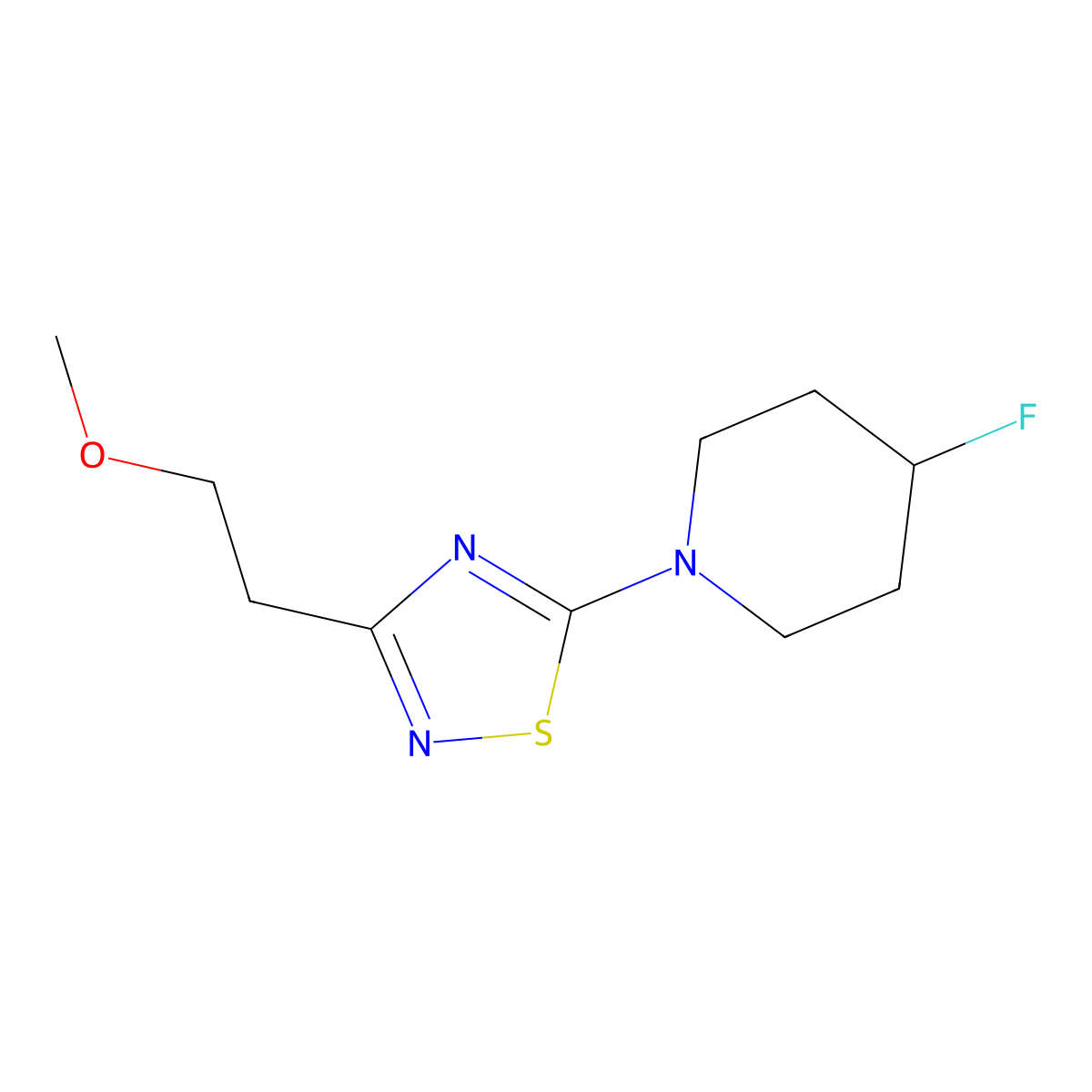 4-Fluoro-1-[3-(2-methoxyethyl)-1,2,4-thiadiazol-5-yl]piperidine molecular structure, CAS 3054604-44-0