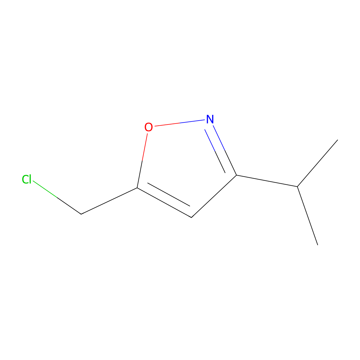 5-(Chloromethyl)-3-(propan-2-yl)-1,2-oxazole molecular structure, CAS 64988-71-2