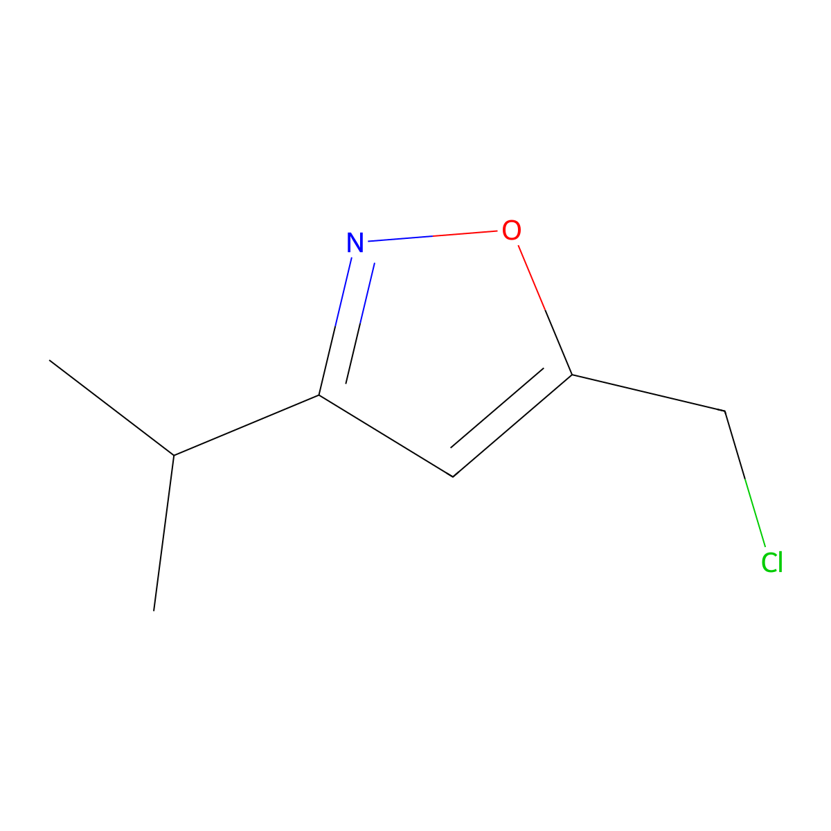 5-(Chloromethyl)-3-(propan-2-yl)-1,2-oxazole molecular structure, CAS 64988-71-2